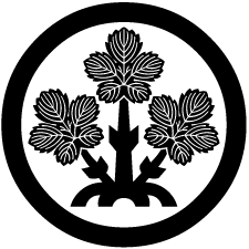諏訪家、諏訪高島藩主との深い関わりにより仏法紹隆寺の寺紋を頂きました。丸に四つ足の梶の葉です。